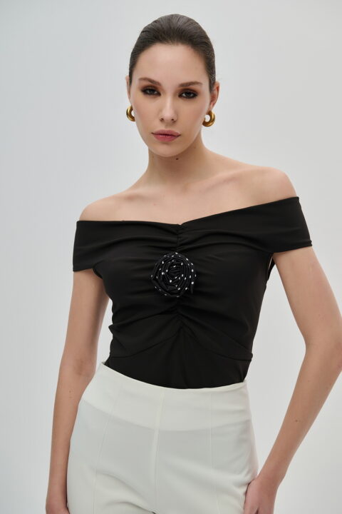 Dejavu Off-Shoulder Top με Σουρά & Λουλούδι