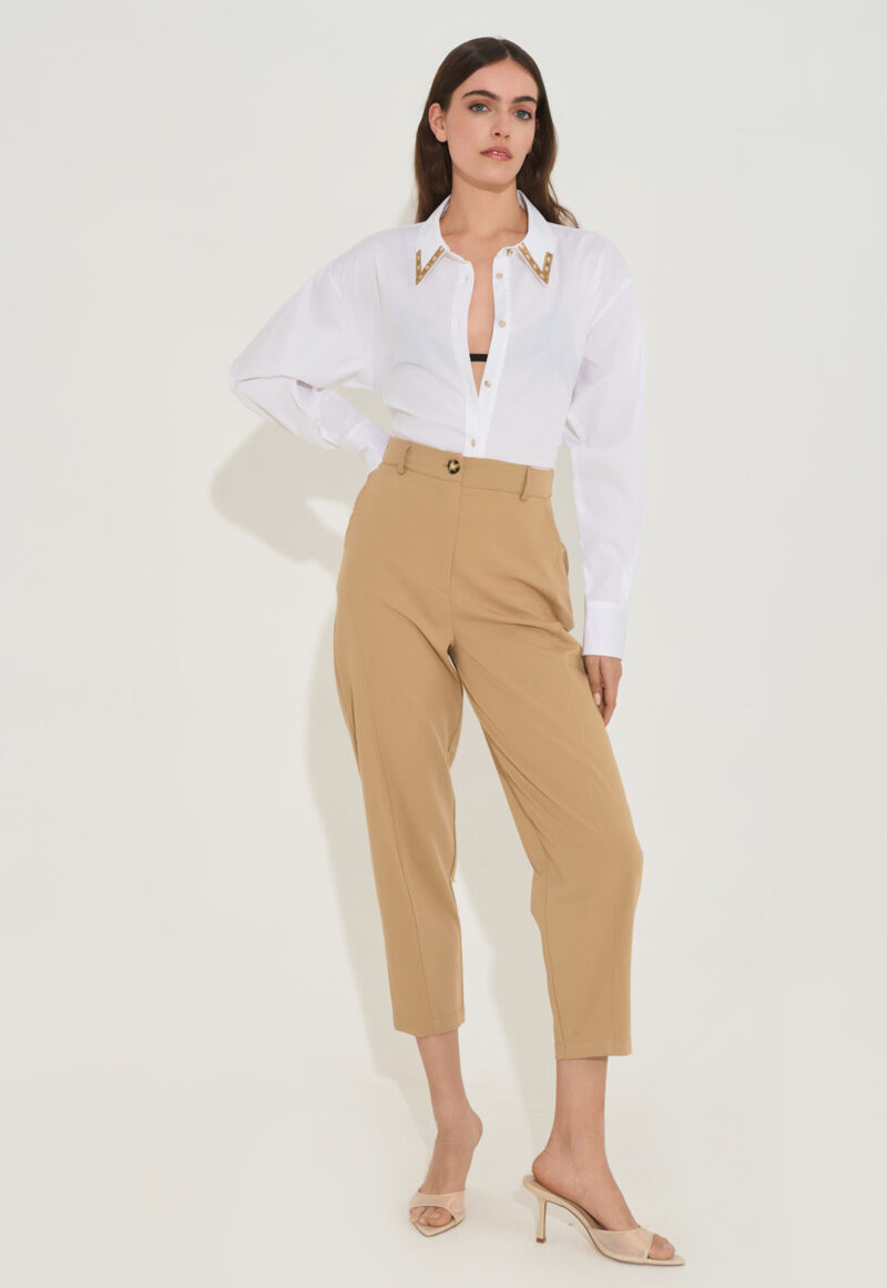 Πουκάμισο με Χρυσή V-Λεπτομέρεια στον Γιακά και Δέσιμο Πίσω