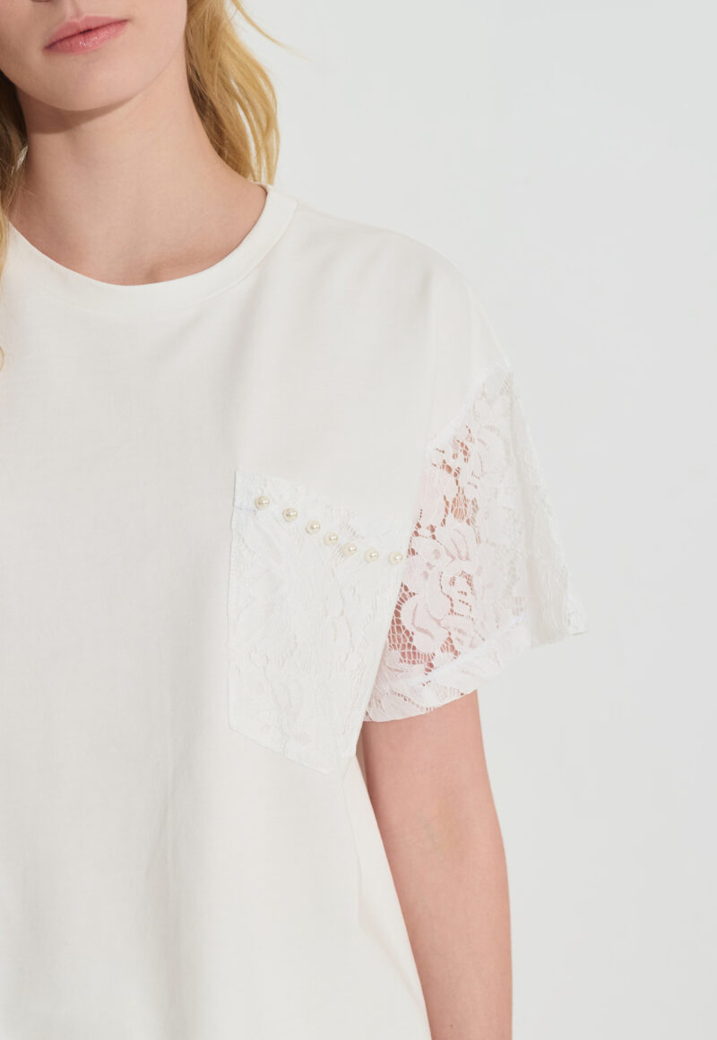 T-Shirt με Δαντελένια στα Μανίκια και Τσέπη με Πέρλες