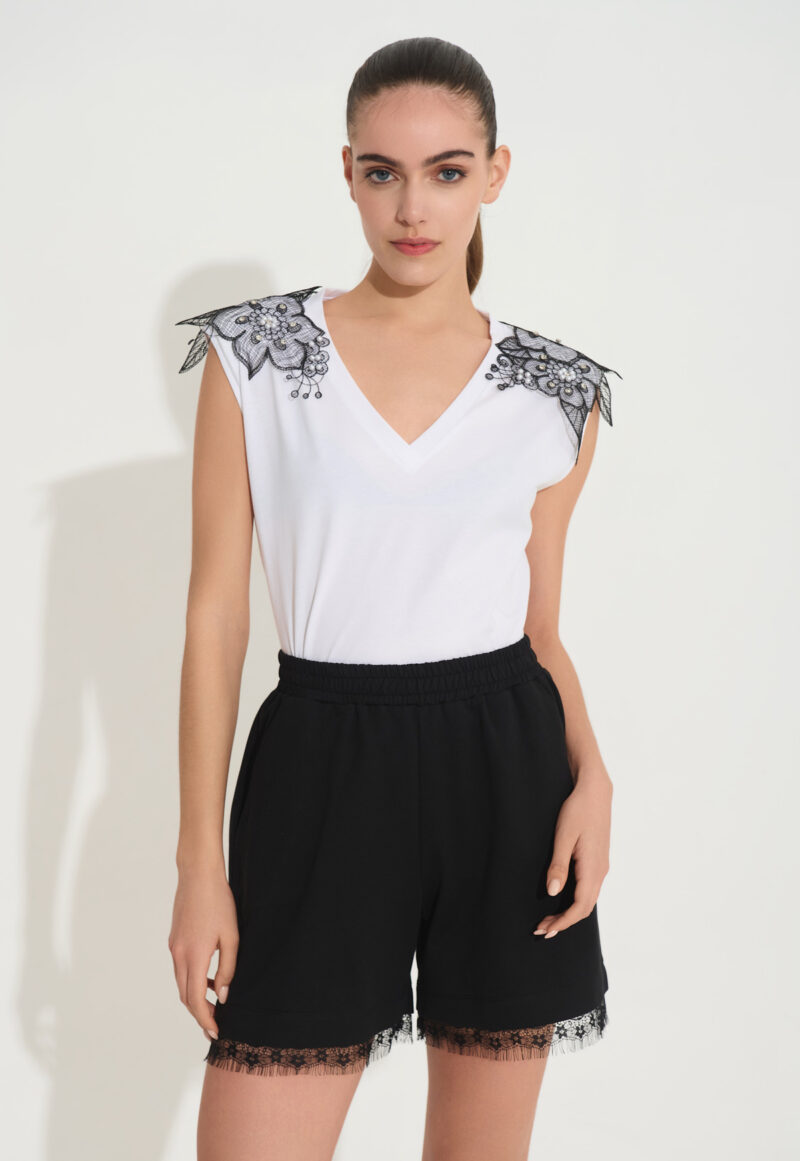 V-Neck T-shirt με Δαντελένιες Επωμίδες στους Ώμους