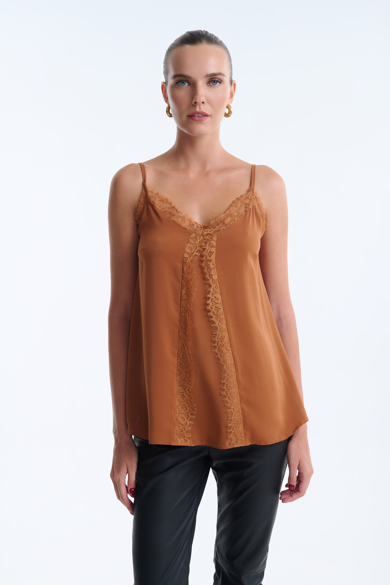 Lingerie με Δαντέλα και Λεπτές Τιράντες