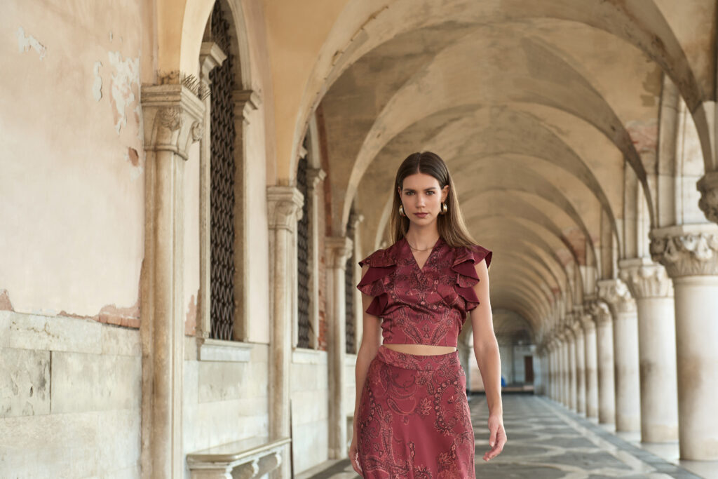 Crop Top Paisley με Κρουαζέ Λαιμόκοψη και Βολάν Μανίκια, φωτογραφία 4